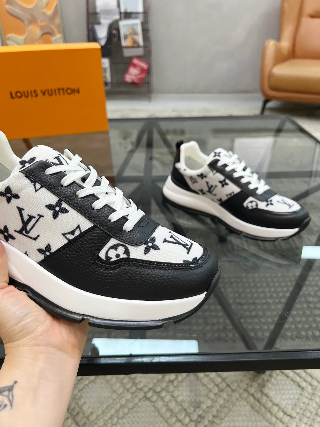 Factory price: 480💰LV🔍Top purchasing agent🇮🇹 Lu Street God's new sports shoes are coming and are available at counters simultaneously. Original factory configuration, original cowhide imported from Italy with mesh fabric, high-quality printing and splicing complex process, sports trendy person, imported water-dyed cowhide lining, sole: Wang Yuan factory specially provides the original sole, super comfortable, original factory follow-up goods 🔍🔍High quality, you can enter and leave the counter at will, welcome to compare and synchronize with the counter, code number 38-44, customized 45